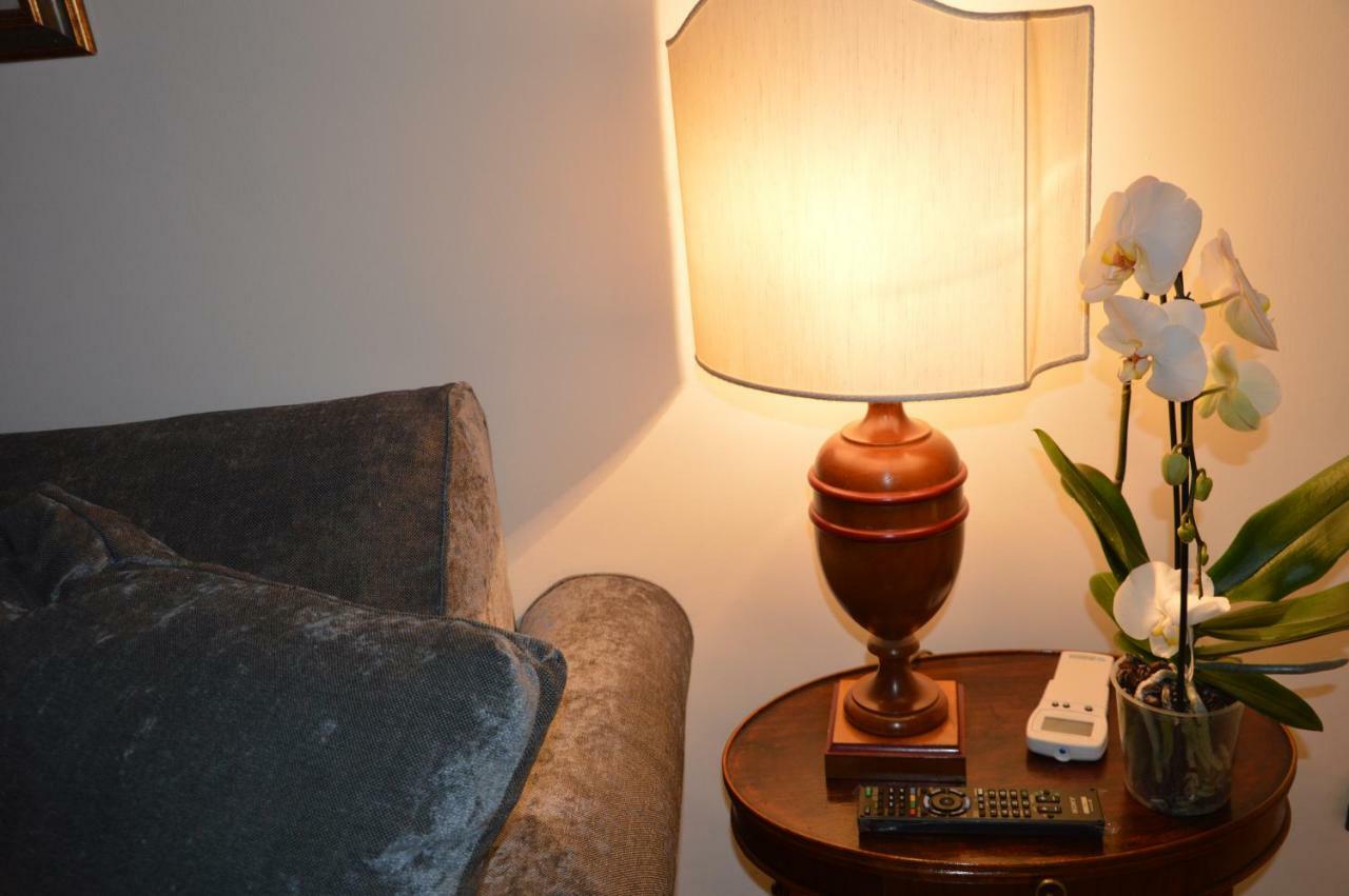 Historic Center - Elegant With Charming Antiques - Raffaello Apartamento *