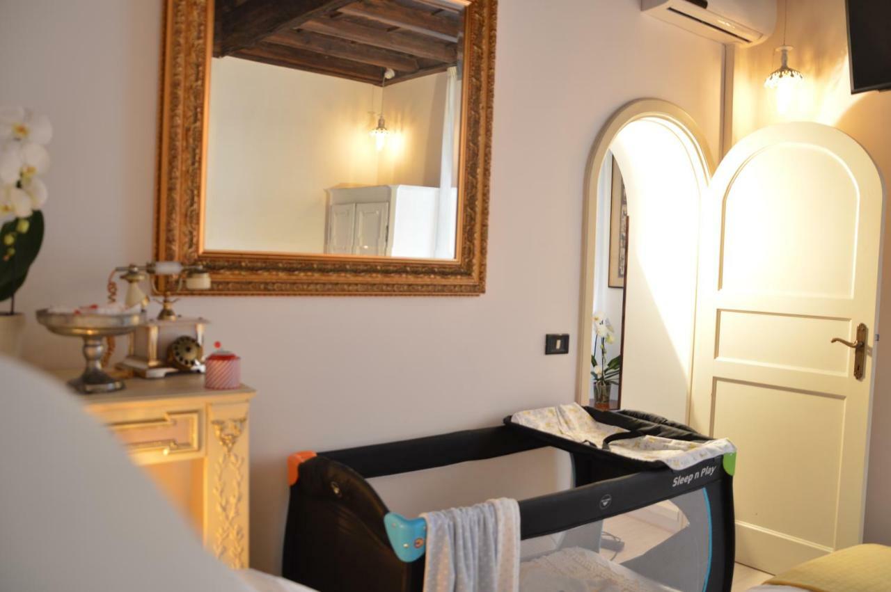 Historic Center - Elegant With Charming Antiques - Raffaello Apartamento