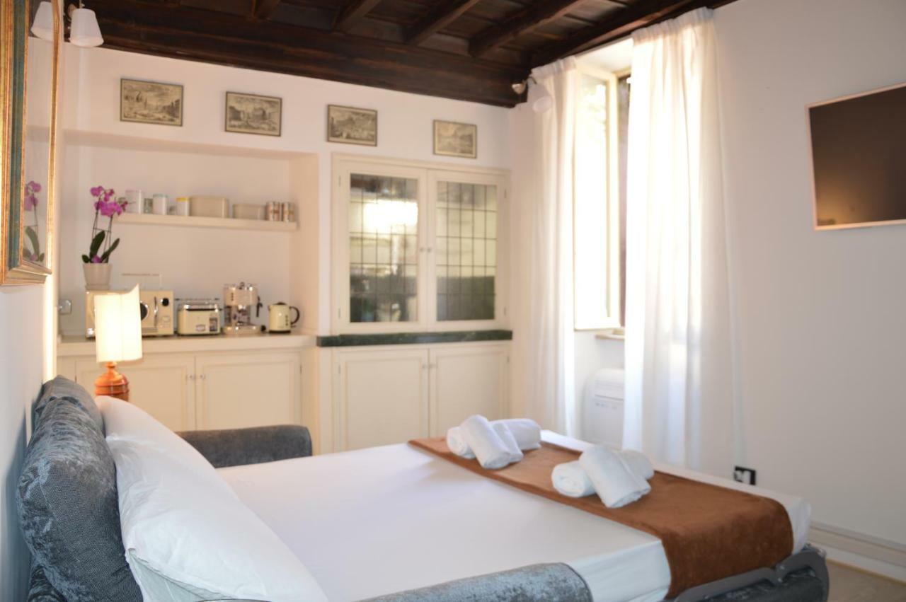 Historic Center - Elegant With Charming Antiques - Raffaello Apartamento