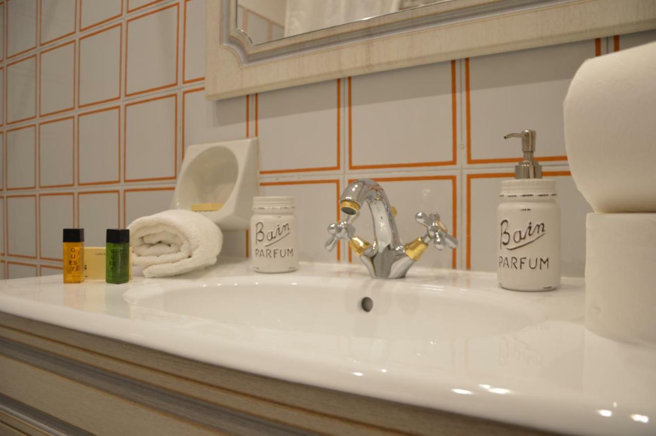 Historic Center - Elegant With Charming Antiques - Raffaello Apartamento *